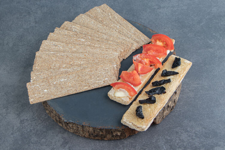 三明治酥脆的烤面包和大理石上的西红柿零食木头素食