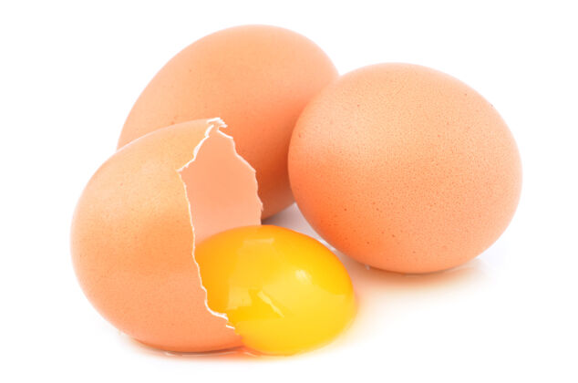 蛋壳鸡蛋在白色的表面新鲜食品杂货蛋黄