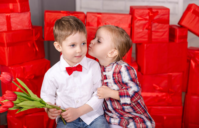 孩子两个孩子接吻两个孩子的浪漫邂逅红色室内一对