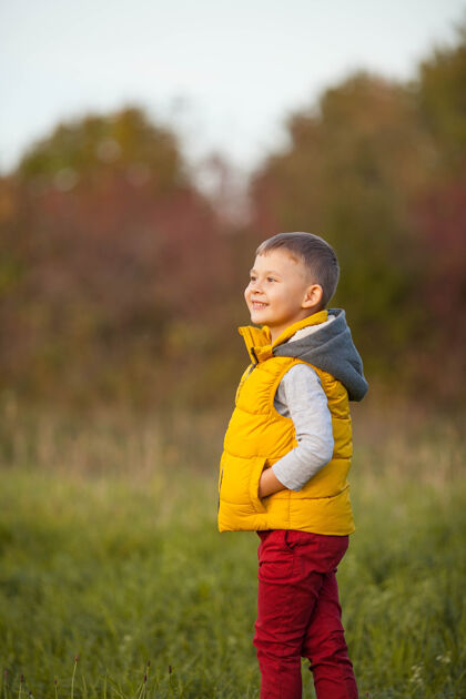 孩子5岁可爱的小男孩在秋天散步花园.肖像一个快乐的男孩在明媚的秋天衣服暖和明媚的秋天树叶微笑肖像
