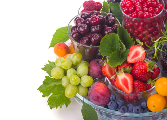 水果不同的夏季浆果红醋栗 醋栗 覆盆子在玻璃托盘.已分拣按类型混合有机花