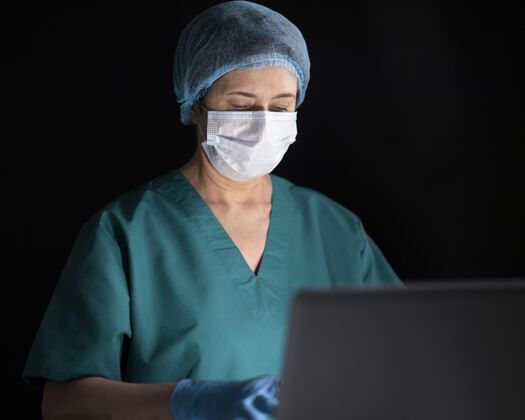 健康带笔记本电脑和面罩的中枪医生健康保险设备
