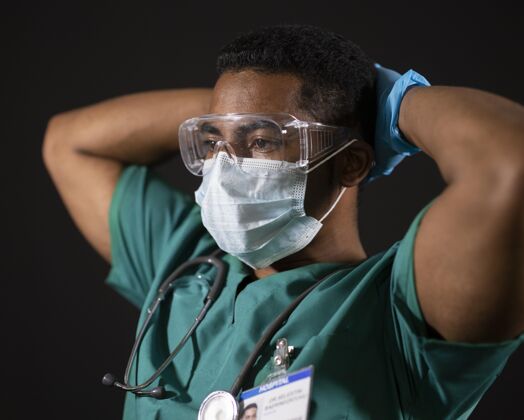 健康专业戴着护目镜和面罩的中枪医生听诊器面罩中枪