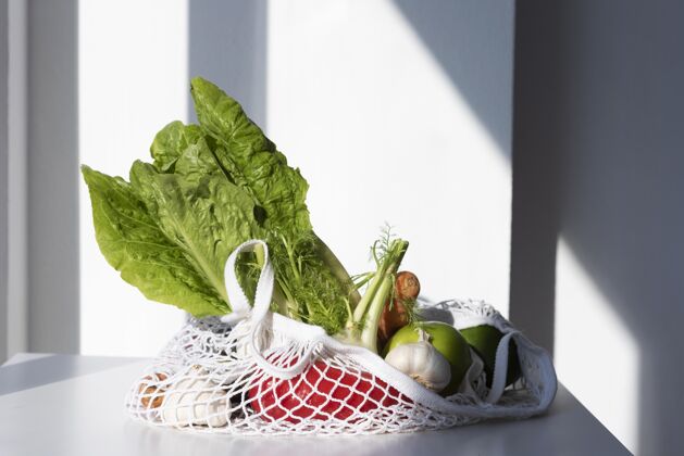可持续性把蔬菜放在一个纺织袋里生态节约责任