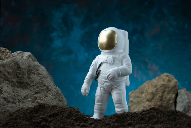 沙子蓝色幻想科幻小说中白色宇航员在月球上的前视图KnollingFi岩石