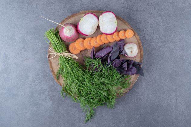 胡萝卜各种各样的蔬菜放在一块木板上 放在大理石的表面上绿色自然美味