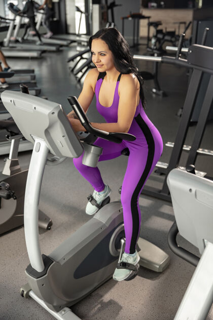 活跃即将到来年轻肌肉发达的高加索妇女在健身房练习有氧运动运动女模特做速度练习 训练她的下半身 上半身健康 健康的生活方式 健美室内形状运动