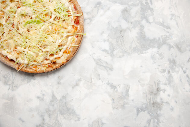 一餐半张美味的自制素食比萨饼 在白色的污渍表面上 提供免费空间染色自制奶酪