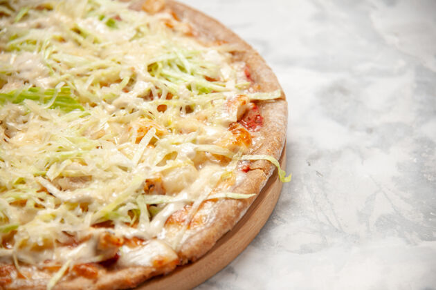 比萨美味的自制素食比萨饼在染色白色表面与自由空间的水平视图自制食物美味