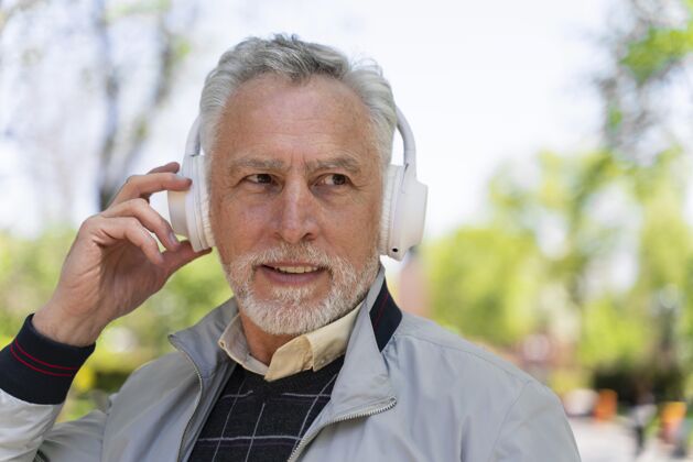 成年人特写戴耳机的男人科技男人老年人