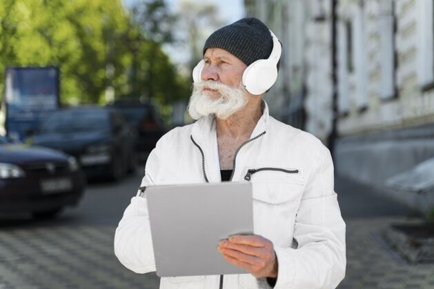 城市戴着耳机的中枪老头老年人男人生活方式