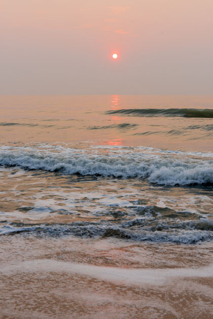 海滩日出就在海边 自然美丽上升原始大海