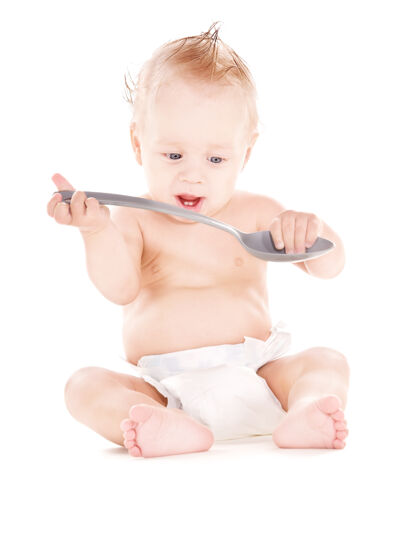 尿布大勺子盖在白色上面的男婴的照片卫生勺子婴儿