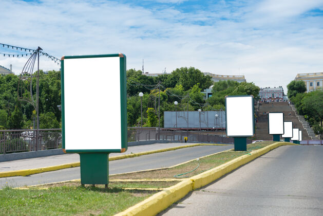 城市城市街道上许多灯箱排成一排 隔离在白色的灯箱上代理广告牌商业