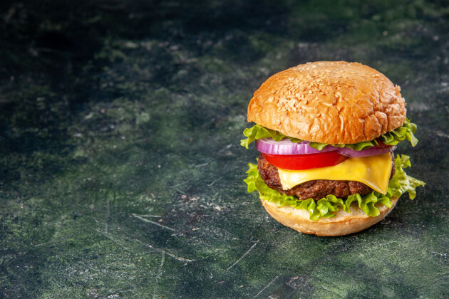 冰美味的三明治在左侧的灰色冰面与自由空间在垂直视图西红柿生菜三明治