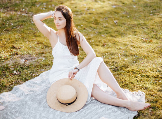 衣服春天公园里戴草帽的女孩优雅精致草地