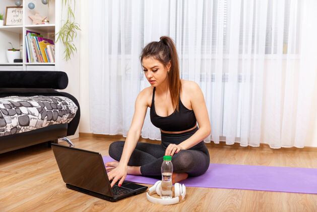 物理女用笔记本电脑在家看女孩在线练习教程瑜伽健身房女