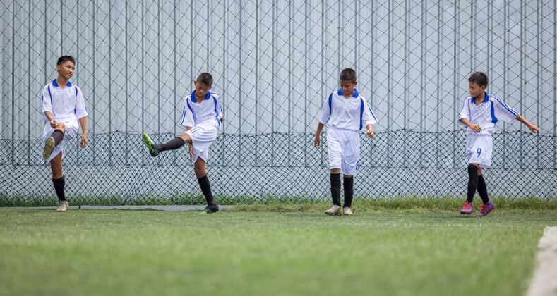 孩子男孩足球运动员训练课儿童跑步练习团队合作教育比赛