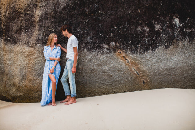假日年轻时尚的时髦情侣在热带海滩上恋爱度假海洋年轻沙滩