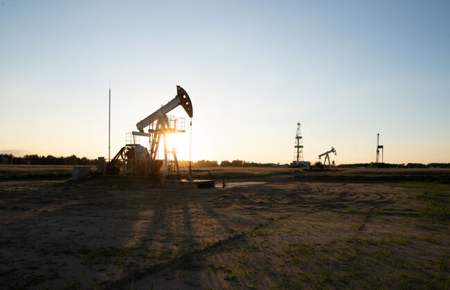 天然气油泵在橙色日落资源建筑汽油