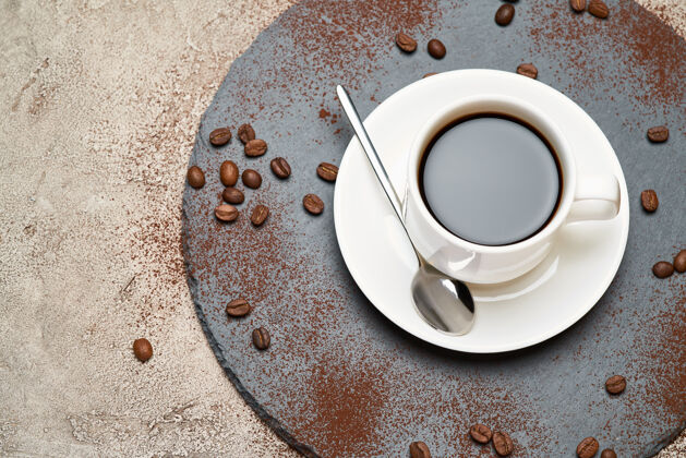 浓缩咖啡杯在水泥桌上的石板上放一杯浓缩咖啡传统美味茶碟