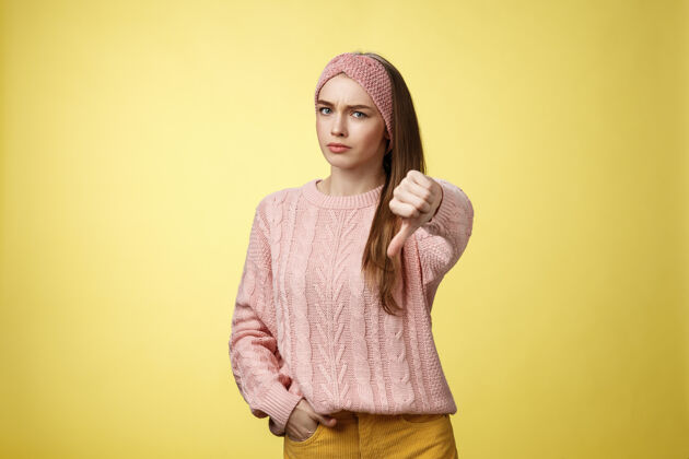购物者穿粉红色毛衣的女人肖像情感表情
