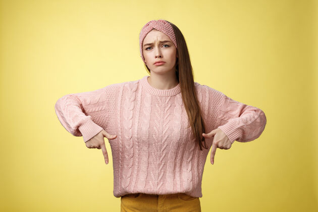 年轻穿粉红色毛衣的女人女性时尚女士