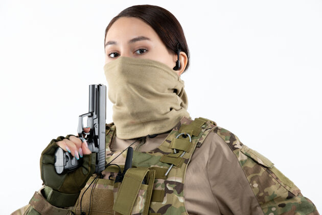 女性伪装白墙持枪女兵画像女人成人人