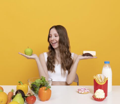 营养中镜头女人食物平衡工作室食品健康