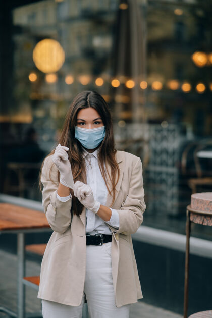 感染街上戴着面具的年轻女子护理病毒灰尘