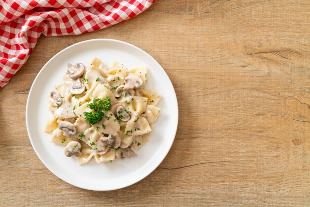 美食法法勒意大利面配蘑菇白奶油酱-意大利风味塔利亚泰莱意大利面意大利面