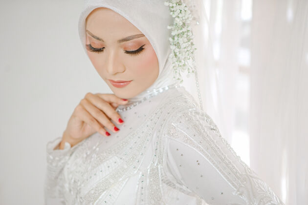 浪漫美丽的妇女穿着白色婚纱的画像婚礼礼服人