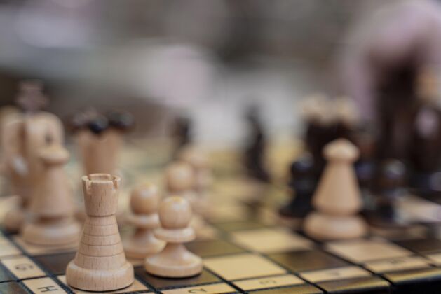 象棋把模糊的棋子收起来退休生活方式老年