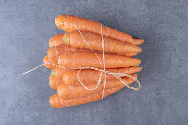 农业新鲜的胡萝卜串 在大理石表面生美味美味