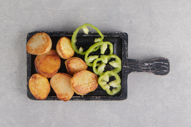 烧烤黑板上炸土豆片和辣椒片蔬菜烹饪薯条