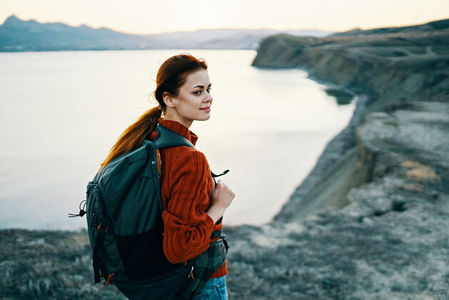 塞浦路斯旅游女子在户外的山峦景观日落大海侧视图旅行度假