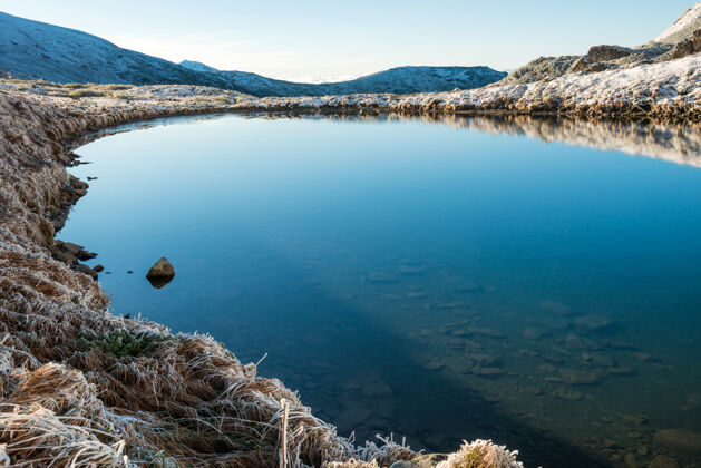 湖美丽的蓝湖在山上 清晨日出时间.风景雪和冰冻的大自然山谷乌克兰喀尔巴阡山