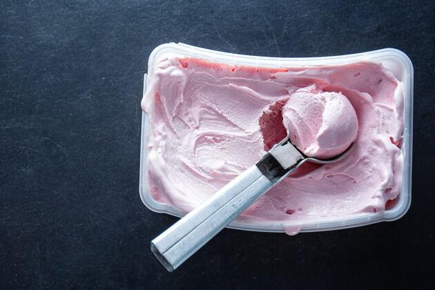 勺自制水果浆果冰淇淋 冰淇淋勺装在容器里奶制品冰淇淋季节
