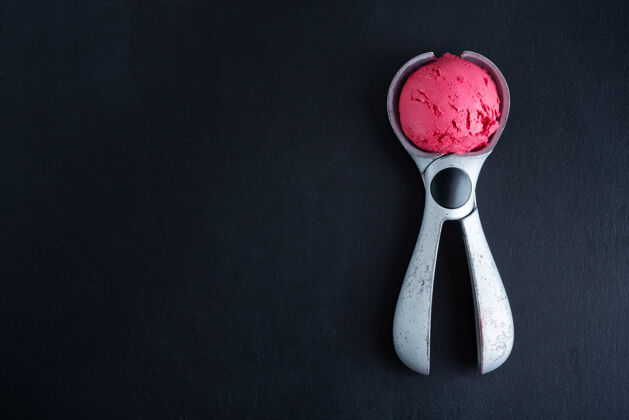 服务水果草莓冰淇淋勺放在冰淇淋勺上顶视图浆果甜点风味