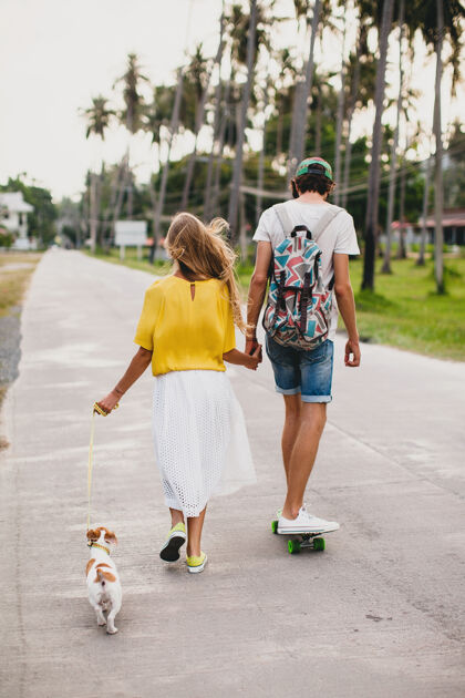 人年轻时尚的时髦情侣在度假时爱上了狗和滑板 玩得很开心滑板夏天情侣