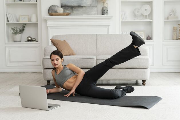 生活方式一个人在家锻炼的女人在家锻炼运动身体
