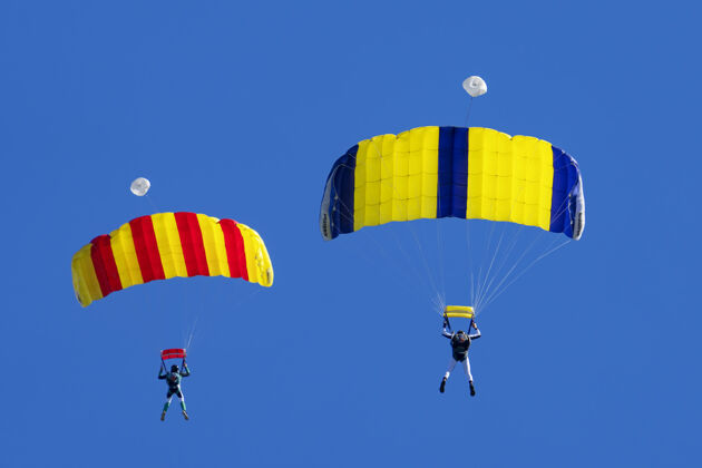 活动两个伞兵对着蓝天天空翅膀空气