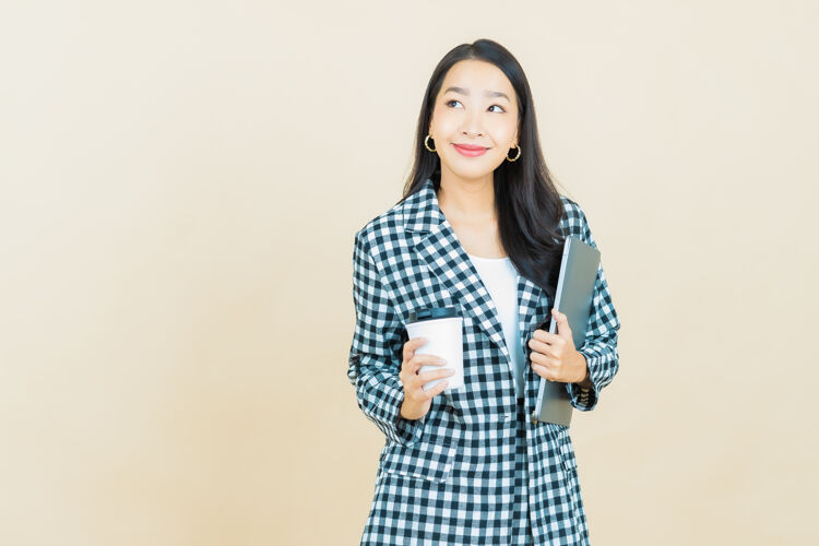 技术肖像美丽的亚洲年轻女子微笑与电脑笔记本电脑上孤立的背景人员企业家年轻人