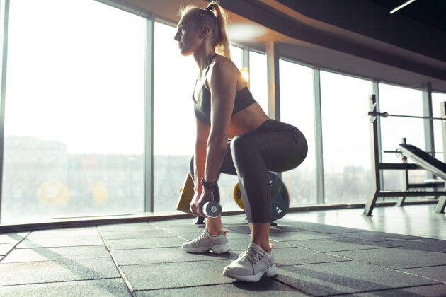 肌肉女运动员在健身房刻苦训练健身健康的生活理念身体活跃人