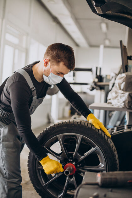 橡胶汽车修理工在车里换轮子专业知识修理男