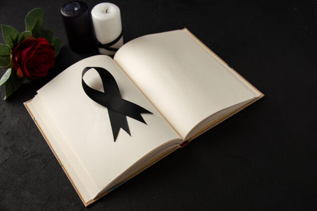 葬礼打开黑色书本的正面视图弓死亡打开书