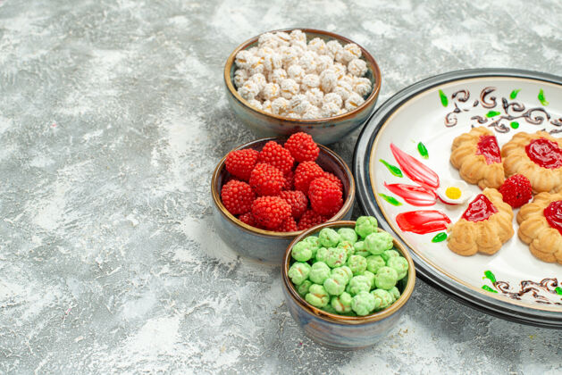 健康正面是美味的甜饼和糖果在白色的空间前面水果可食用的水果