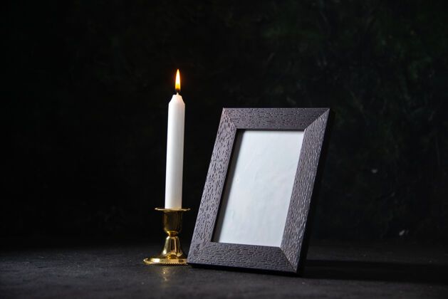 火前视图白色蜡烛与相框上的黑暗葬礼空白打火机