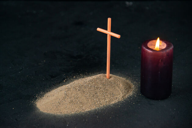 火焰黑色蜡烛燃烧的小坟墓正面图黑暗光死亡
