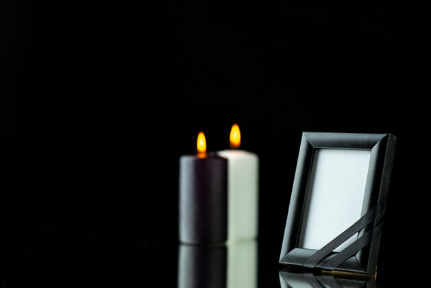 死亡黑色蜡烛相框的前视图火焰蜡烛葬礼